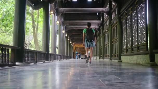40Χρονη Γυναίκα Σακίδιο Περπατάει Στο Ναό Της Νοτιοανατολικής Ασίας Αιχμαλωτίζοντας — Αρχείο Βίντεο