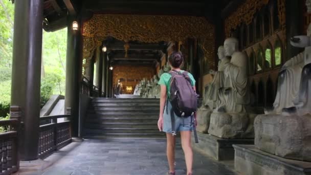 Letá Žena Batohem Procházející Jihovýchodoasijským Chrámem Zachycující Kulturu Posilující Moc — Stock video