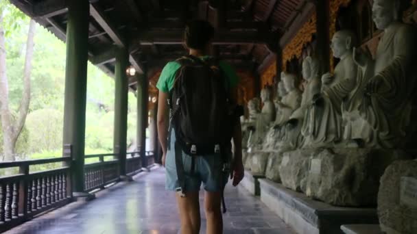 Year Old Woman Backpack Walking Southeast Asian Temple Capturing Culture — Stock Video