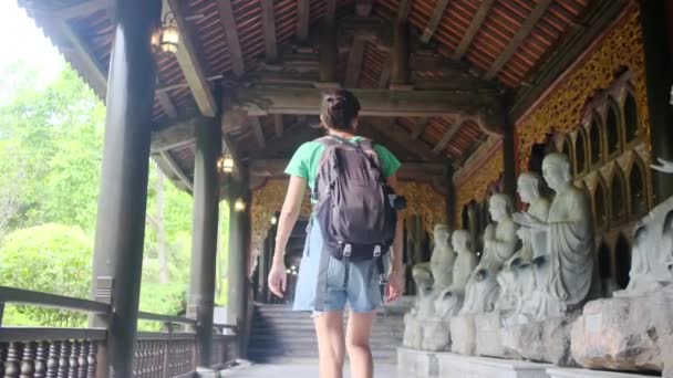Årig Kvinde Med Rygsæk Går Gennem Sydøstasiatiske Tempel Fanger Kultur – Stock-video
