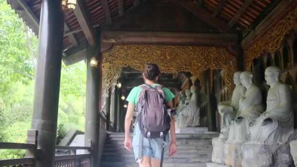 Éves Hátizsákkal Aki Átsétál Délkelet Ázsiai Templomon Megragadja Kultúrát Hatalmat — Stock videók