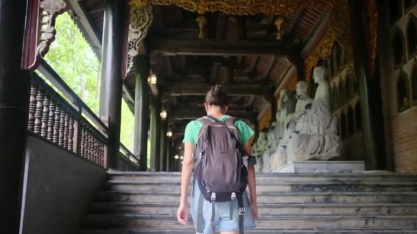 Jarige Vrouw Met Rugzak Wandelen Door Zuidoost Aziatische Tempel Het — Stockvideo