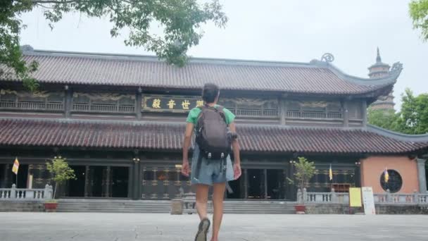 Mujer Años Con Mochila Caminando Por Templo Del Sudeste Asiático — Vídeos de Stock