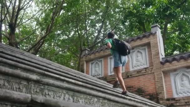 40岁妇女背着背包走过东南亚庙宇 捕捉文化和增强权能 — 图库视频影像