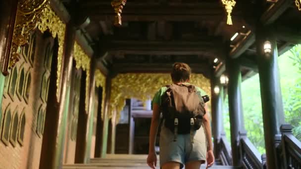 Річна Жінка Рюкзаком Йде Через Південно Східний Азіатський Храм Захоплюючи — стокове відео
