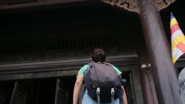 Letá Žena Batohem Procházející Jihovýchodoasijským Chrámem Zachycující Kulturu Posilující Moc — Stock video