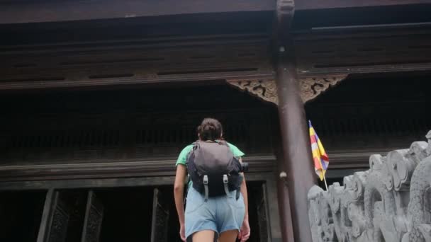 Летняя Женщина Рюкзаком Прогуливается Юго Восточному Азиатскому Храму Захватывая Культуру — стоковое видео