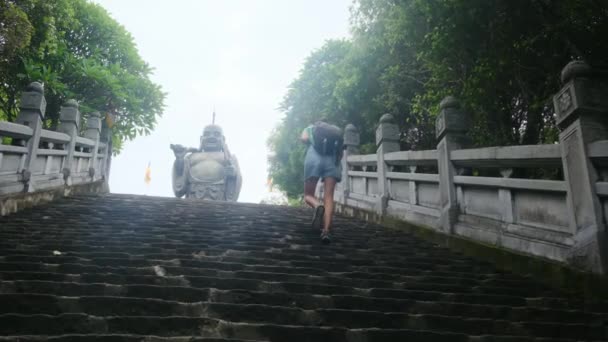 東南アジアの寺院を歩くバックパックを持つ40歳の女性 文化とエンパワーメントを捉える — ストック動画