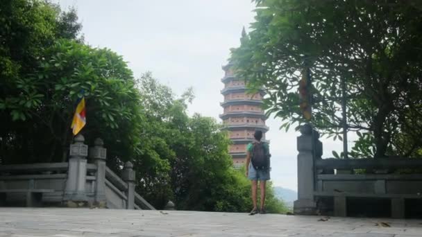 Mujer Años Con Mochila Caminando Por Templo Del Sudeste Asiático — Vídeos de Stock