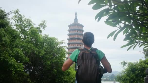 Yaşında Sırt Çantalı Bir Kadın Güneydoğu Asya Tapınağında Yürüyor Kültür — Stok video
