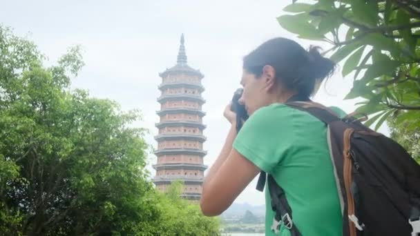 東南アジアの寺院を歩くバックパックを持つ40歳の女性 文化とエンパワーメントを捉える — ストック動画