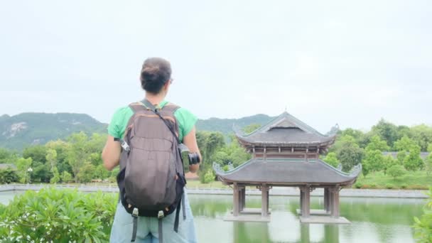 Femme Ans Avec Sac Dos Marchant Travers Temple Asie Sud — Video