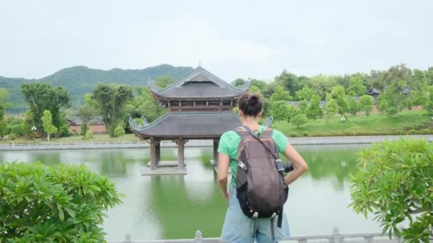 Letnia Kobieta Plecakiem Przechadzająca Się Południowo Wschodniej Azjatyckiej Świątyni Uchwycająca — Wideo stockowe