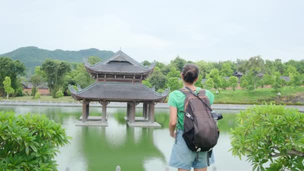 Jährige Frau Mit Rucksack Spaziert Durch Südostasiatischen Tempel Und Fängt — Stockvideo