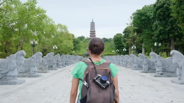 Yaşında Sırt Çantalı Bir Kadın Güneydoğu Asya Tapınağında Yürüyor Kültür — Stok video