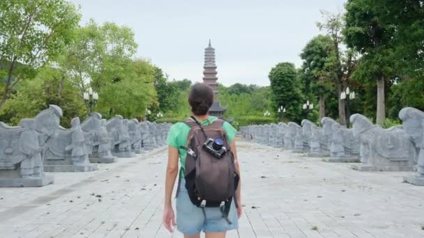 Летняя Женщина Рюкзаком Прогуливается Юго Восточному Азиатскому Храму Захватывая Культуру — стоковое видео
