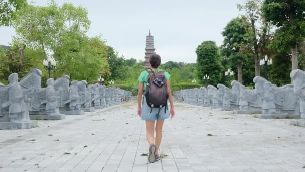 Mulher Anos Com Mochila Andando Pelo Templo Sudeste Asiático Capturando — Vídeo de Stock