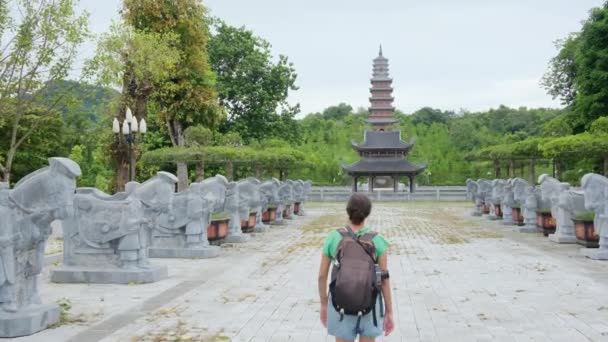Årig Kvinna Med Ryggsäck Går Genom Sydostasiatiska Tempel Fånga Kultur — Stockvideo