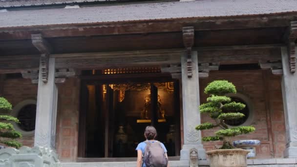 Éves Hátizsákkal Aki Átsétál Délkelet Ázsiai Templomon Megragadja Kultúrát Hatalmat — Stock videók
