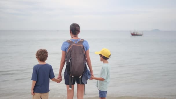 Mamma Med Barn Går Stranden — Stockvideo
