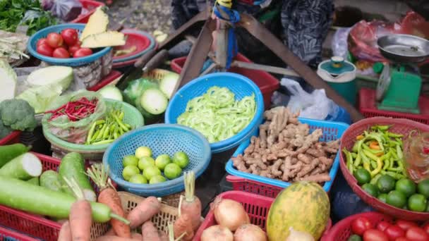 Rynek Azji Wypełniony Kolorowymi Owocami Świeżymi Warzywami Egzotycznym Jedzeniem Ulicznym — Wideo stockowe