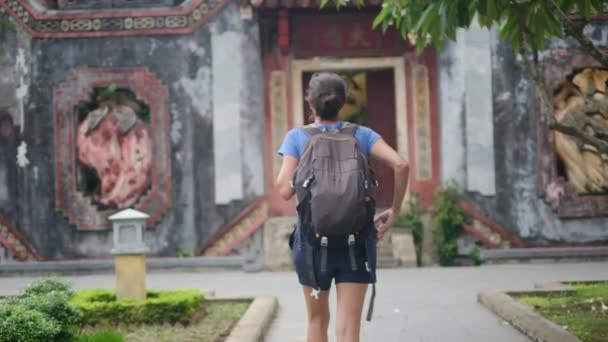40岁妇女背着背包走过东南亚庙宇 捕捉文化和增强权能 — 图库视频影像