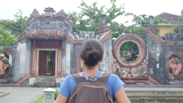 Femme Ans Avec Sac Dos Marchant Travers Temple Asie Sud — Video