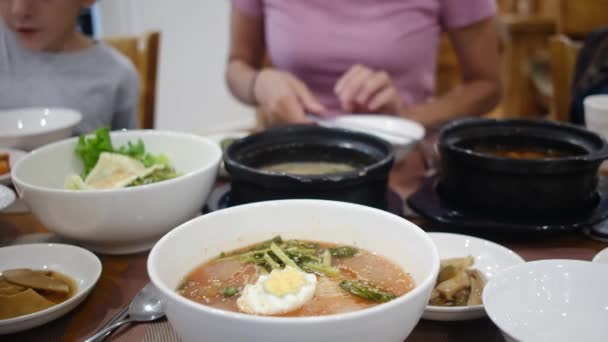 Vue Rapprochée Nourriture Asiatique Sur Table Restaurant — Video