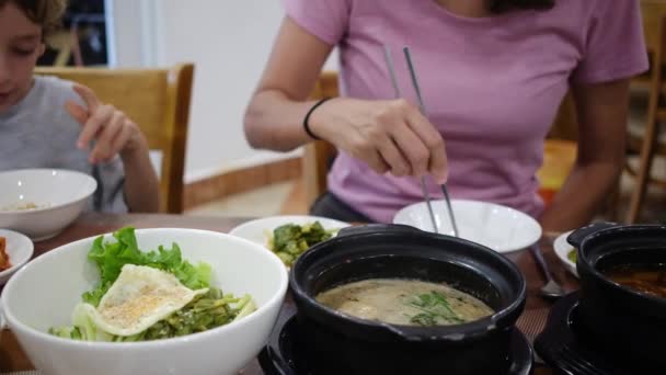 Nahaufnahme Asiatischer Speisen Auf Dem Tisch Restaurant — Stockvideo