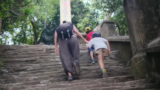 東南アジア神殿を歩く息子たちとの母 — ストック動画