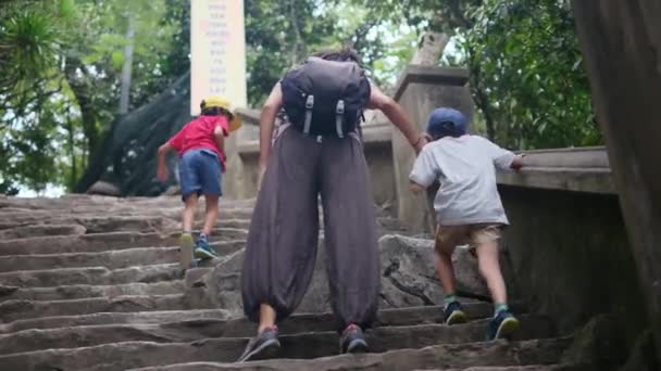 Güneydoğu Asya Tapınağında Yürüyen Oğulları Olan Bir Anne — Stok video