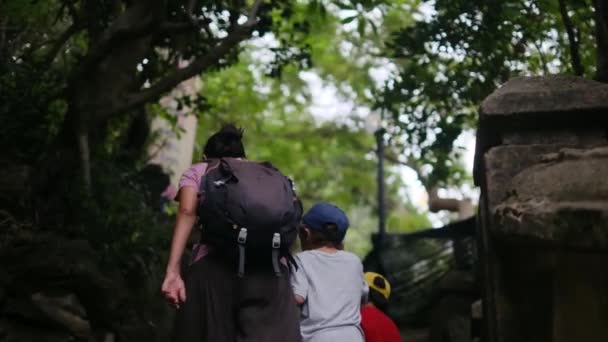 東南アジア神殿を歩く息子たちとの母 — ストック動画