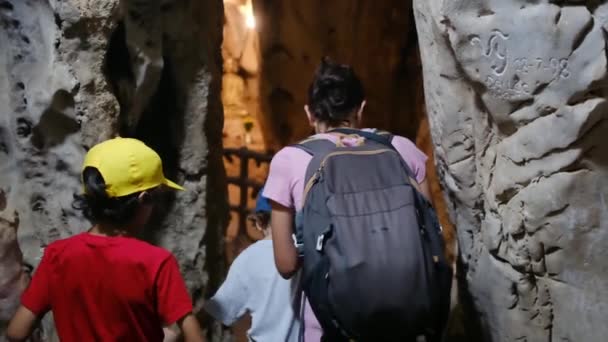 Madre Con Hijos Caminando Través Del Templo Del Sudeste Asiático — Vídeos de Stock