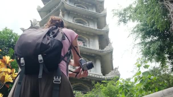 Річна Жінка Рюкзаком Йде Через Південно Східний Азіатський Храм Захоплюючи — стокове відео