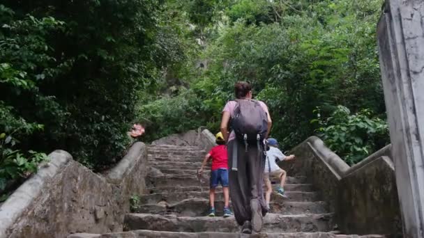 Anya Fiúkkal Sétál Délkelet Ázsiai Templomban — Stock videók