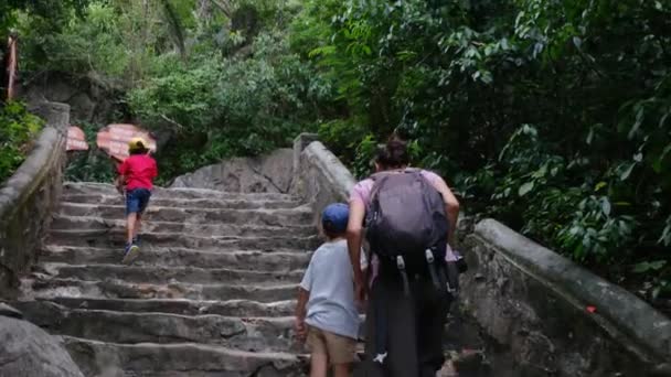 Mãe Com Filhos Caminhando Pelo Templo Sudeste Asiático — Vídeo de Stock
