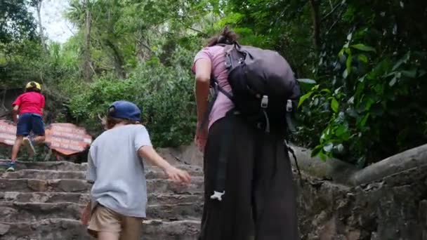 Мать Сыновьями Идущими Через Храм Юго Восточной Азии — стоковое видео