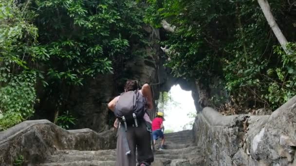 Ibu Dengan Anak Anak Berjalan Melalui Kuil Asia Tenggara — Stok Video