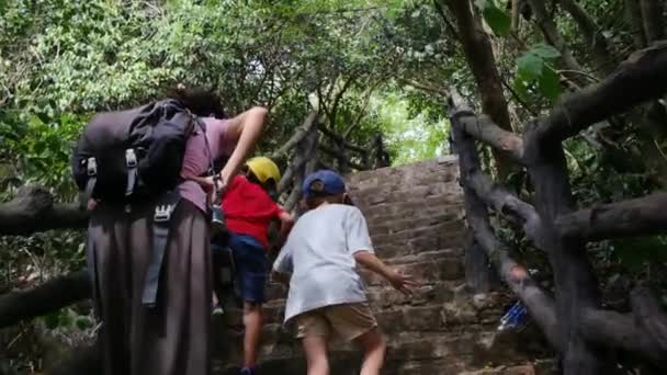 母亲和儿子走过东南亚庙宇 — 图库视频影像