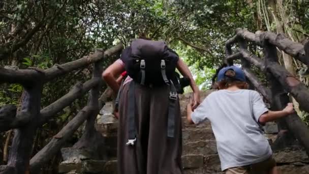 母亲和儿子走过东南亚庙宇 — 图库视频影像