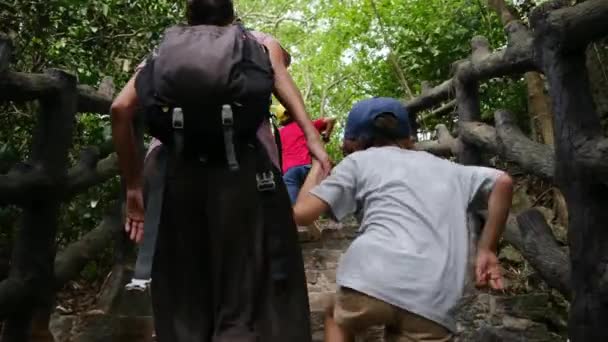 Mutter Mit Söhnen Spaziert Durch Südostasiatischen Tempel — Stockvideo