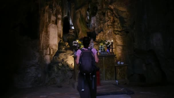 Jährige Frau Mit Rucksack Spaziert Durch Südostasiatischen Tempel Und Fängt — Stockvideo