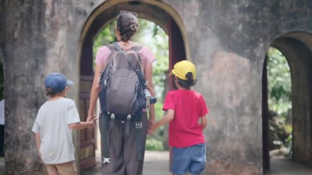 Mãe Com Filhos Caminhando Pelo Templo Sudeste Asiático — Vídeo de Stock