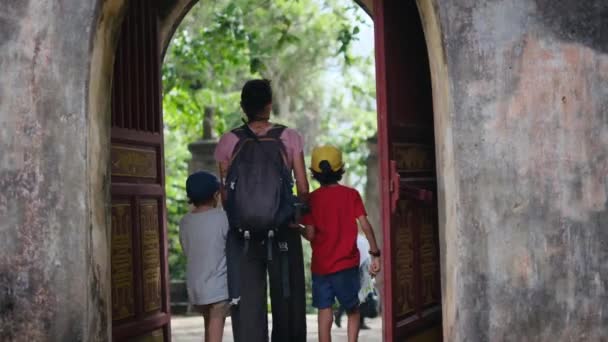 Мать Сыновьями Идущими Через Храм Юго Восточной Азии — стоковое видео