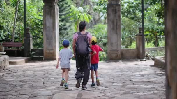 Moeder Met Zonen Wandelen Door Zuidoost Aziatische Tempel — Stockvideo