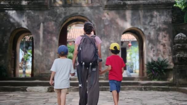 Madre Con Figli Che Camminano Attraverso Tempio Del Sud Est — Video Stock