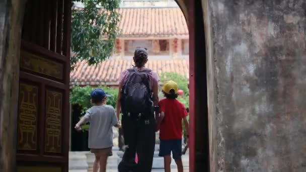 Madre Con Figli Che Camminano Attraverso Tempio Del Sud Est — Video Stock