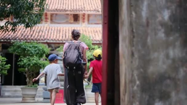 Anne Oğulları Tapınakta Yürüyorlar — Stok video