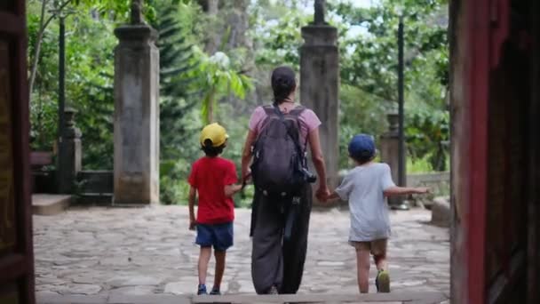 Mãe Filhos Andando Templo — Vídeo de Stock