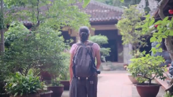 Year Old Walking Southeast Asian Heritage Its Temples Story Empowerment — Stock Video